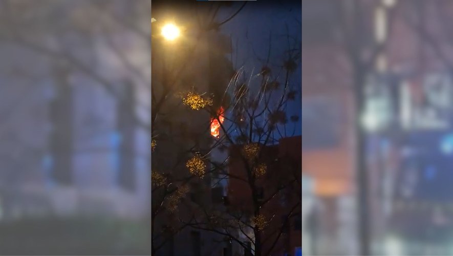 Fumées et flammes étaient visibles de la rue.