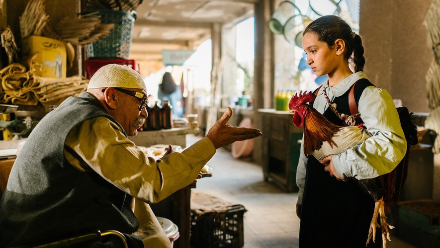 On suit la petite Lamia (Baneen Ahmad Nayef) et son coq Hindi dans les rues de Bassora.