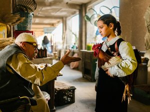 On suit la petite Lamia (Baneen Ahmad Nayef) et son coq Hindi dans les rues de Bassora.