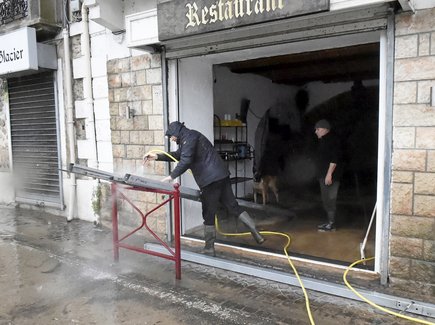 À Laroque, il faut sortir les bottes de pluie et les parkas pour affronter l’épisode méditerranéen.