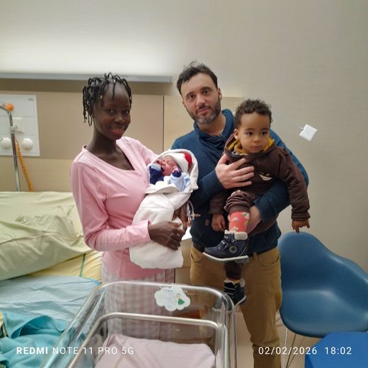 Le petit Victor entouré de sa famille.