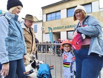 Timéo, 5 ans, en pole position pour assister au départ de la première étape de l’Étoile de Bessèges.