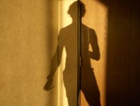 Vigdis a porté plainte contre son ancien conjoint, la procédure est en cours.