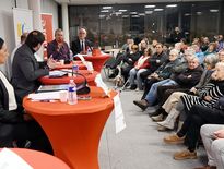 Le débat a attiré de nombreux habitants de la ville.