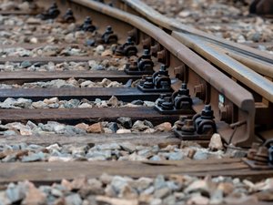 Les ossements retrouvés aux abords de la voie ferrée sont vraisemblablement des restes humains, mais l’enquête devra le confirmer.