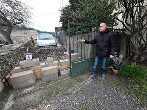 Le mur en parpaing doit être détruit et l’accès libéré.