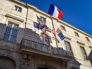 Qui prendra la tête de la mairie de Nîmes après les élections de mars 2026 ?