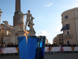 Alberto Tomba et Deborah Compagnoni seront les deux derniers porteurs de la flamme de ces 福彩168实时彩票澳洲幸运五记录 d’hiver