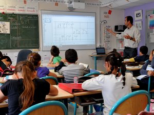 Le nombre d’enseignants en primaire va diminuer mais dans une proportion plus faible que le nombre d’élèves, assure le ministère.