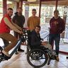 Lors de la réception du vélo adapté par l’association Sport et aventure pour tous.