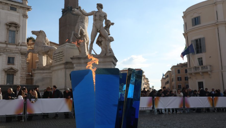 Alberto Tomba et Deborah Compagnoni seront les deux derniers porteurs de la flamme de ces Jeux Olympiques d’hiver