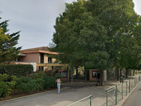 Le collège où enseigne la victime.